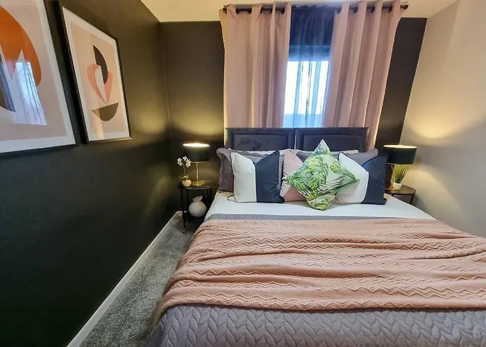 Couples Retreat / Workers Paradise + Free Parking