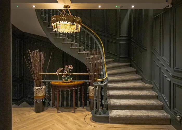 M1 City Centre 3 Bed 3 Bath Luxe Penthouse